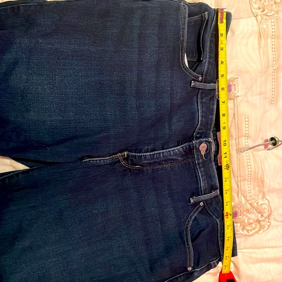 Ladies Levi’s- dark wash with decorative knee patch - Picture 7 of 7